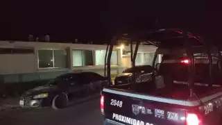 Ante esta situacion agentes de Tránsito Municipal tuvieron que empujar el carro para estacionarlo lejos del acceso al área de urgencias.