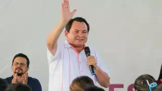 Huacho Díaz Mena beneficia a 13 colegios de Yucatán con el programa 'La Escuela es Nuestra'