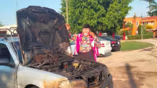 Con refrescos, sofocan el incendio del auto de un payaso en Ticul