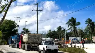 Protesta en Ciudad del Carmen: Volqueteros reclaman afuera de Bodega Aurrera adeudo de 2 mdp