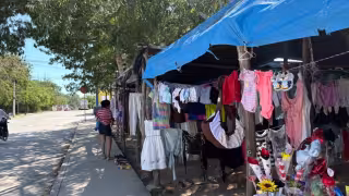 Más de 20 mujeres buscan un segundo ingreso en el tianguis de la colonia Centenario
