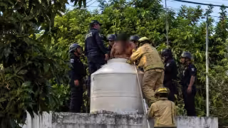 El “sancho” terminó en el tinaco: presunto amante se escondió al llegar el esposo a la casa en Timucuy y quedó atrapado