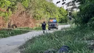 Peritos de la Fiscalía General del Estado se hizo cargo de levantar el cuerpo y trasladarlo a la morgue en calidad de desconocido