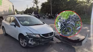 Amputan una pierna a joven motociclista tras fuerte choque en Carmen; conductora sigue prófuga