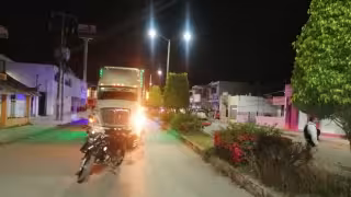 Tráiler derriba poste de Telmex en Escárcega