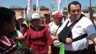 Joaquín Díaz Mena recorrió las calles de Conkal este domingo