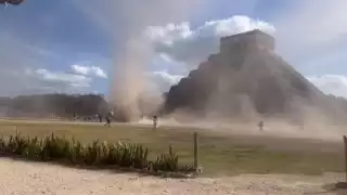 "Kukulcán está molesto": Torbellino sorprende a turistas en Chichén Itzá