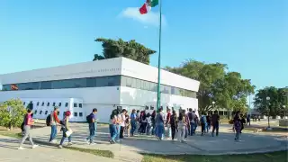 Estalla huelga en la Universidad Tecnológica Metropolitana de Mérida; maestros toman la escuela