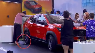 El momento exacto en el que Paul Stanley se hizo del baño en la llanta del auto. Foto: Especial