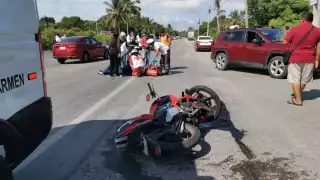 La camioneta ya había activado sus direccionales para doblar cuando la moto se impactó