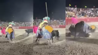 Toro embiste a caballo y picador durante corrida de toros en Escárcega