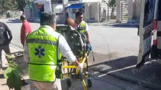 Hombre se desvanece al salir de su casa en Escárcega y es trasladado de urgencia al hospital