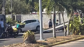 Auto termina dentro de una vivienda tras chocar con un motociclista