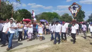 Habitantes de Chocholá cargan al Cristo de amor