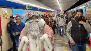 Santa Claus sorprendió a los usuarios del Metro