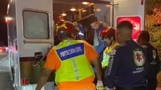 Uno de los vehículos involucrados quedó volcado. 
