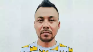 Se detalló que la última vez que fue visto vestía un pantalón de mezclilla de color azul claro