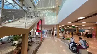 La infraestructura del aeropuerto muestra una fusión perfecta entre modernidad y armonía