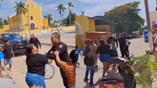 ¡Zafarrancho en Izamal! Policías agreden a golpes a mujeres y todo se sale de control; Alcaldesa habría pedido la baja de los oficiales