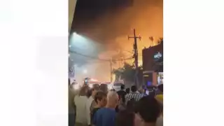 Bomberos intentan sofocar el fuego en un restaurante de Playa del Carmen