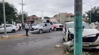 Por el fuerte impacto, la Toyota fue proyectada y se impactó contra un poste de la Comisión Federal de Electricidad