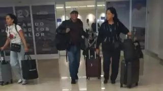 La familia se dirigió al estacionamiento del aeropuerto para abordar la camioneta que rentaron para regresar a Xohuayán