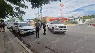Choque entre camionetas provoca congestión en la avenida José López Portillo