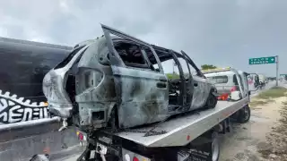 Arde en llamas un automóvil en el Boulevard Playa del Carmen