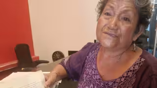 CFE deja a mujer sin luz durante más de un mes en Kanasín; vive con veladoras y teme por su seguridad
