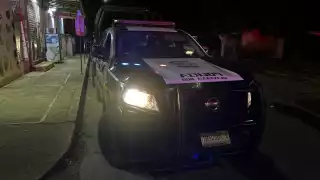 Al sentir que su vida corría peligro, el policía accionó su arma de cargo en una ocasión y asestó el disparo en la cabeza del agresor, quien ya se disponía a atacarlo.