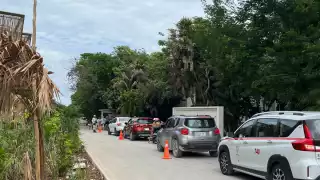 Los conductores sólo pueden entrar por el acceso Sur, pero la revisión los atrasa.