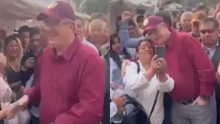 Marcelo Ebrard saludó y se tomó fotografías con los simpatizantes y militantes de Morena