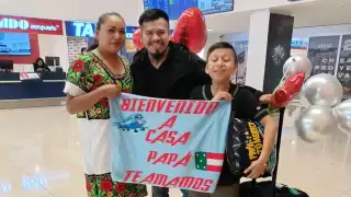 Dan emotiva bienvenida a un migrante yucateco en el aeropuerto de Mérida