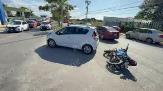 Aparatoso choque en la Lázaro Cárdenas, Campeche, deja a motociclista lesionado