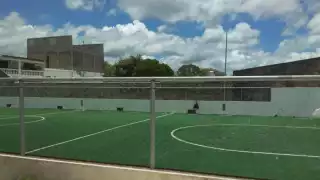 Las autoridades llegan a la cancha a sacar a los jóvenes con el pretexto que la cancha no esta inaugurada