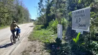 Vecinos decidieron colocar un letrero donde se lee que son grabados por una cámara de videovigilancia