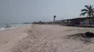 Las playas de Sabancuy estuvieron vacías debido al fuerte oleaje