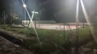 Sujetos intentan llevarse la malla de una cancha en Escárcega; vecinos los sorprenden y huyen