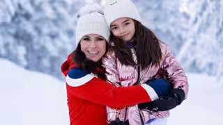 Aitana Derbez hace su debut como cantante junto a su madre Alessandra Rosaldo: VIDEO