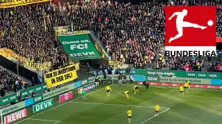 Varios futbolistas del Dortmund dejaron la imagen de la jornada al agacharse para recoger monedas doradas rellenas de chocolate y ayudar a los operarios a introducirlas en grandes bolsas

