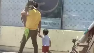 Los usuarios de redes sociales pedían conocer porque llevaban al perro en brazos