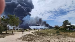 Irán denuncia ataques a refinerías en pleno alto el fuego con EU e Israel en el Estrecho de Ormuz
