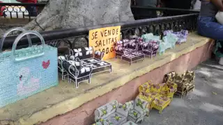 Cada domingo por la mañana coloca sus salas miniatura en la banqueta de una de las entradas de la Plaza Grande