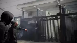 Con petardos y pintas, familiares de normalistas se manifestaron la tarde del miércoles en el Senado de la República, para exigir un avance en la investigación de los 43