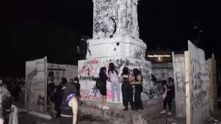 Le prendieron fuego a las maderas del monumento a Felipe Carrillo Puerto y así como las instaladas frente a Palacio de Gobierno