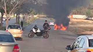 Se incendia vehículo en Chetumal por aparentes fallas en el mecanismo interno