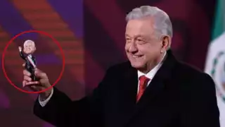 La pequeña estatuilla de AMLO fue un regalo por parte de un migrante que vive en San Francisco, EU