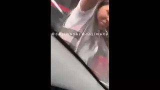 Mujer se pone violenta y destroza parabrisas de otra conductora en CDMX