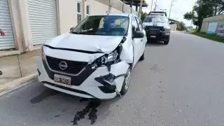 Chofer de una mueblería choca un auto y se da a la fuga en Campeche