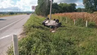 El auto también chocó contra un poste propiedad de la CFE